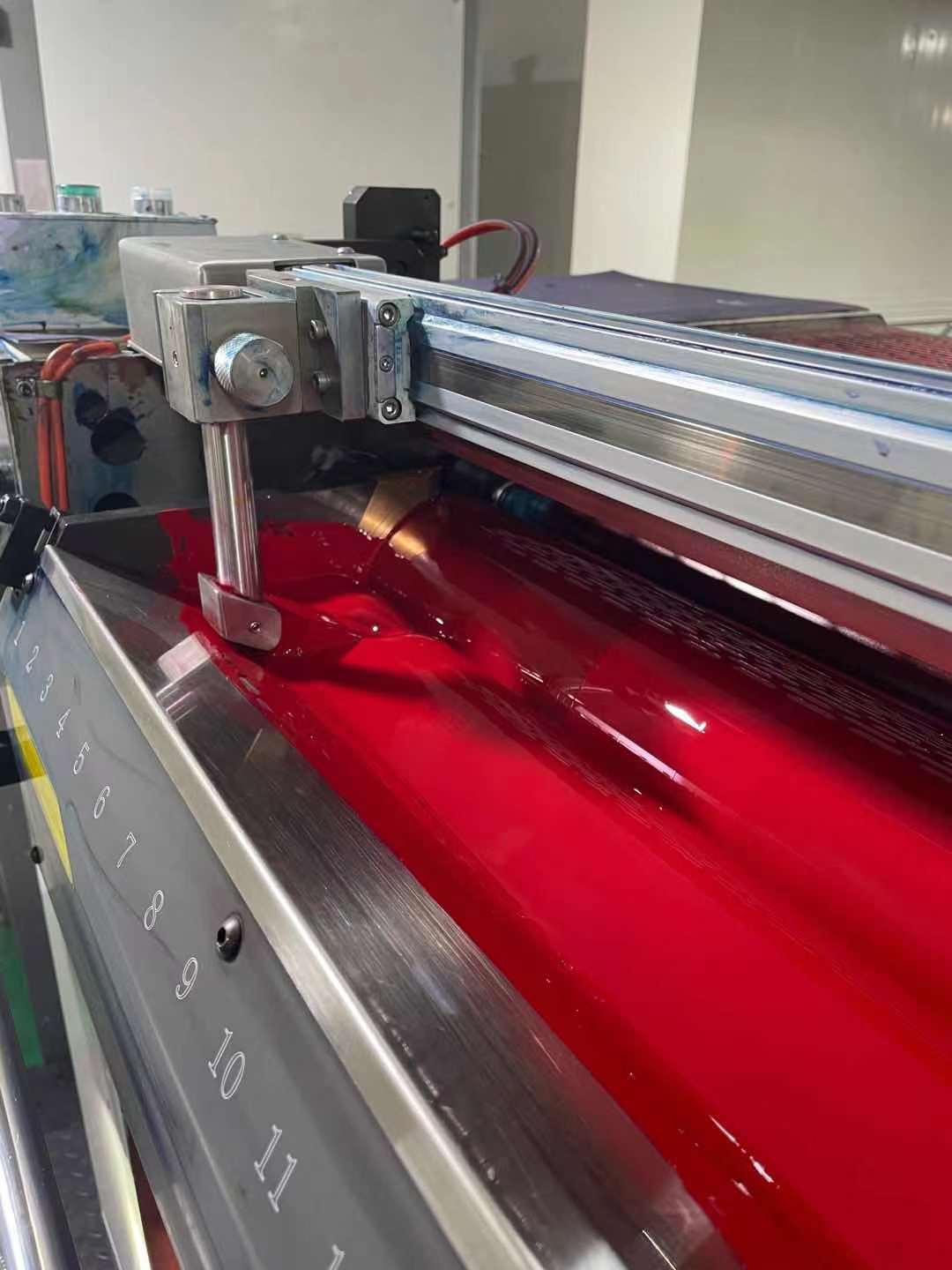 Dispositivo automatico di miscelazione dell'inchiostro per la stampa del metallo